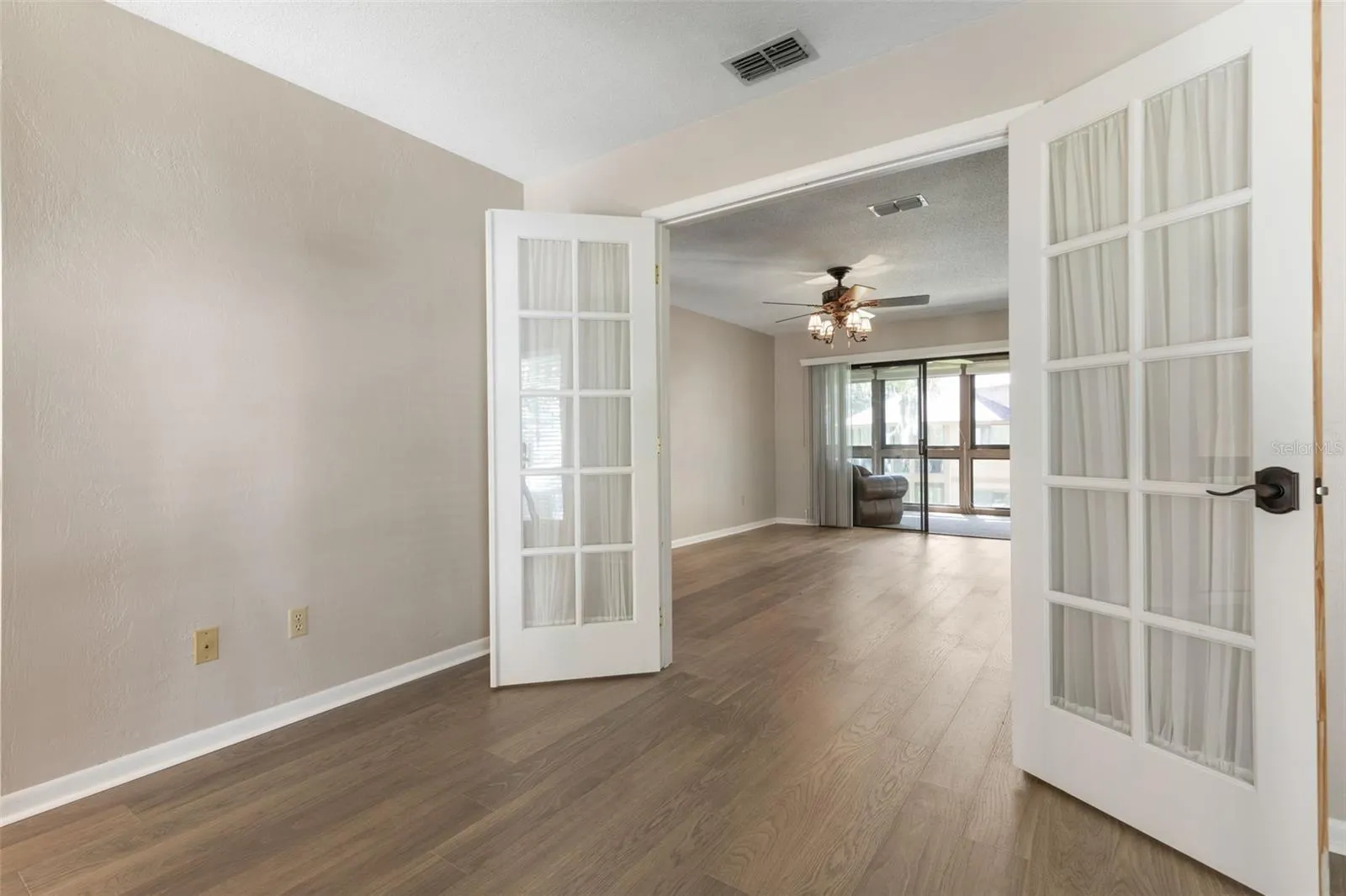 20 Mid Oaks Bedroom 2
