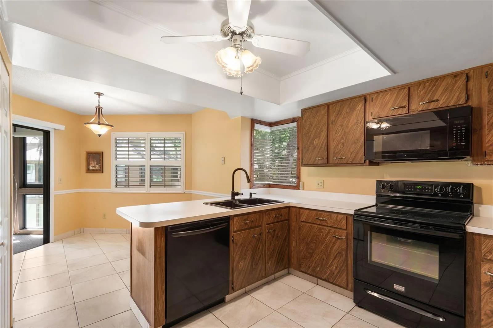 20 Mid Oaks Kitchen