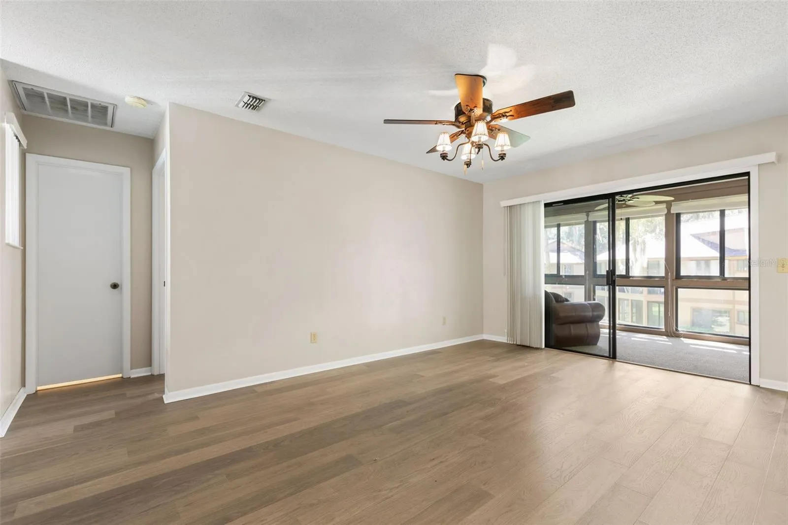 20 Mid Oaks Living Room