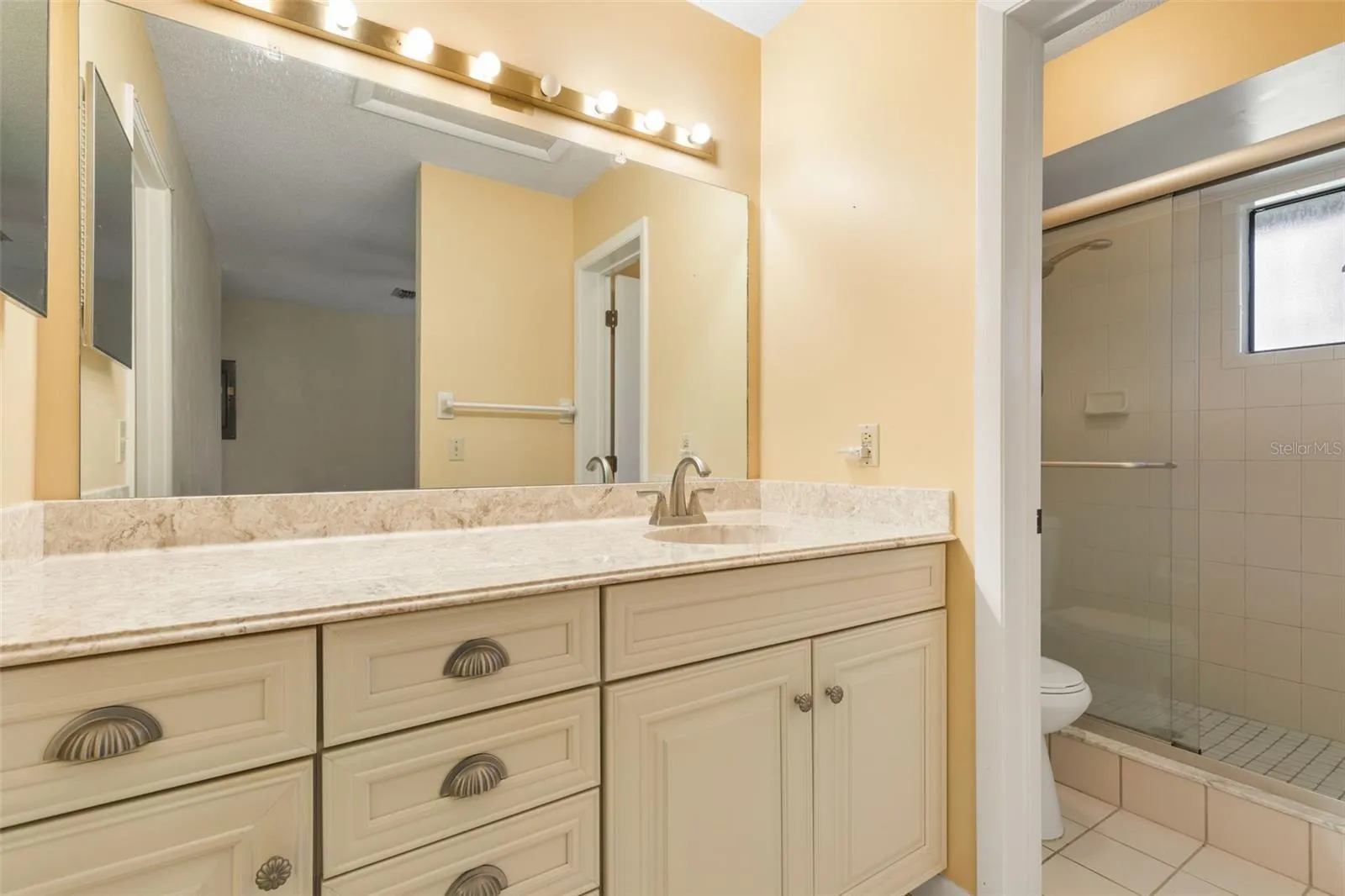 20 Mid Oaks Primary Bath