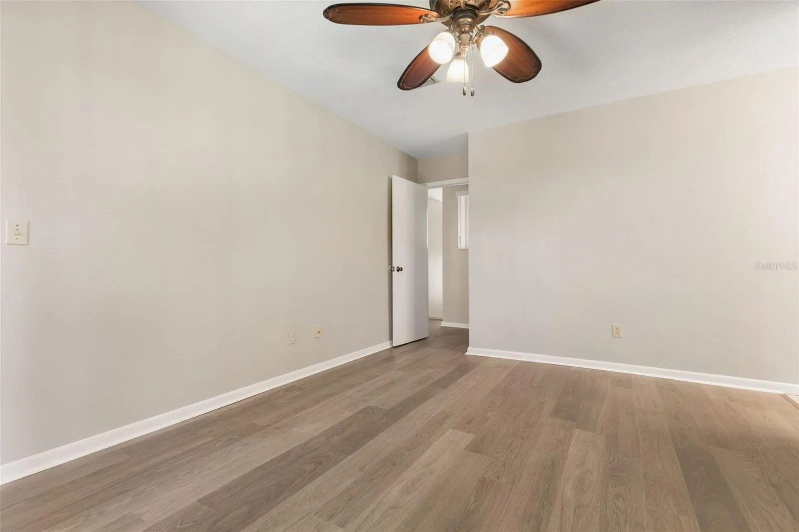 20 Mid Oaks - Primary Bedroom