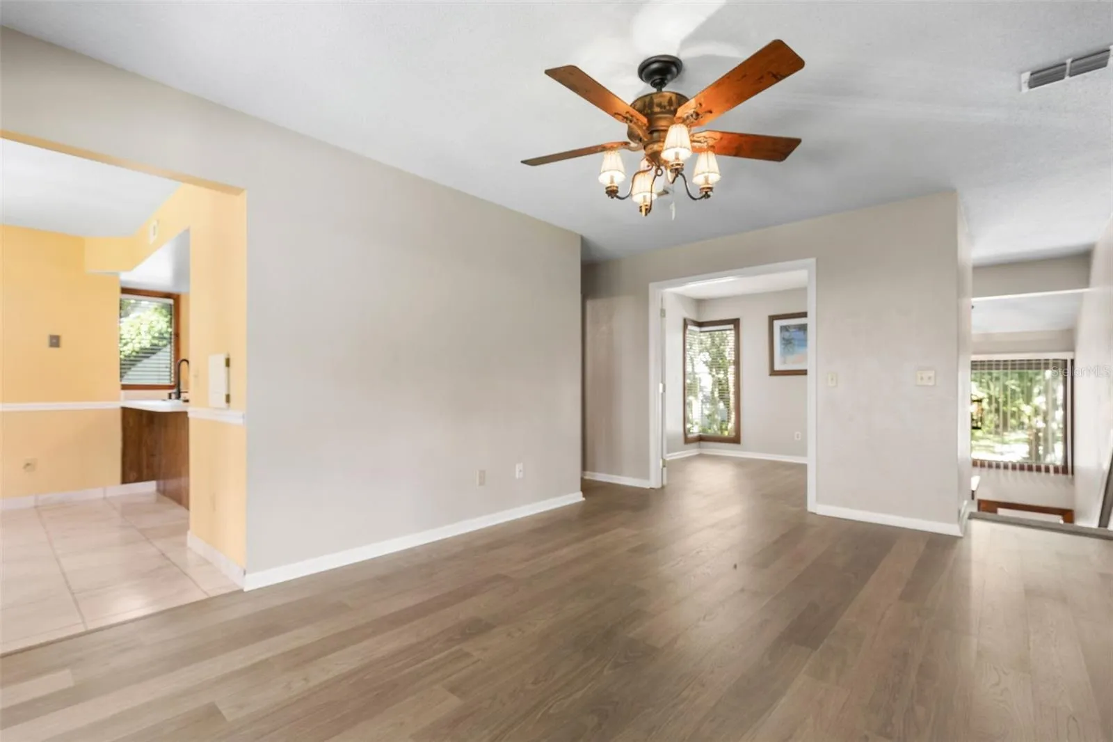 20 Mid Oaks Living Room