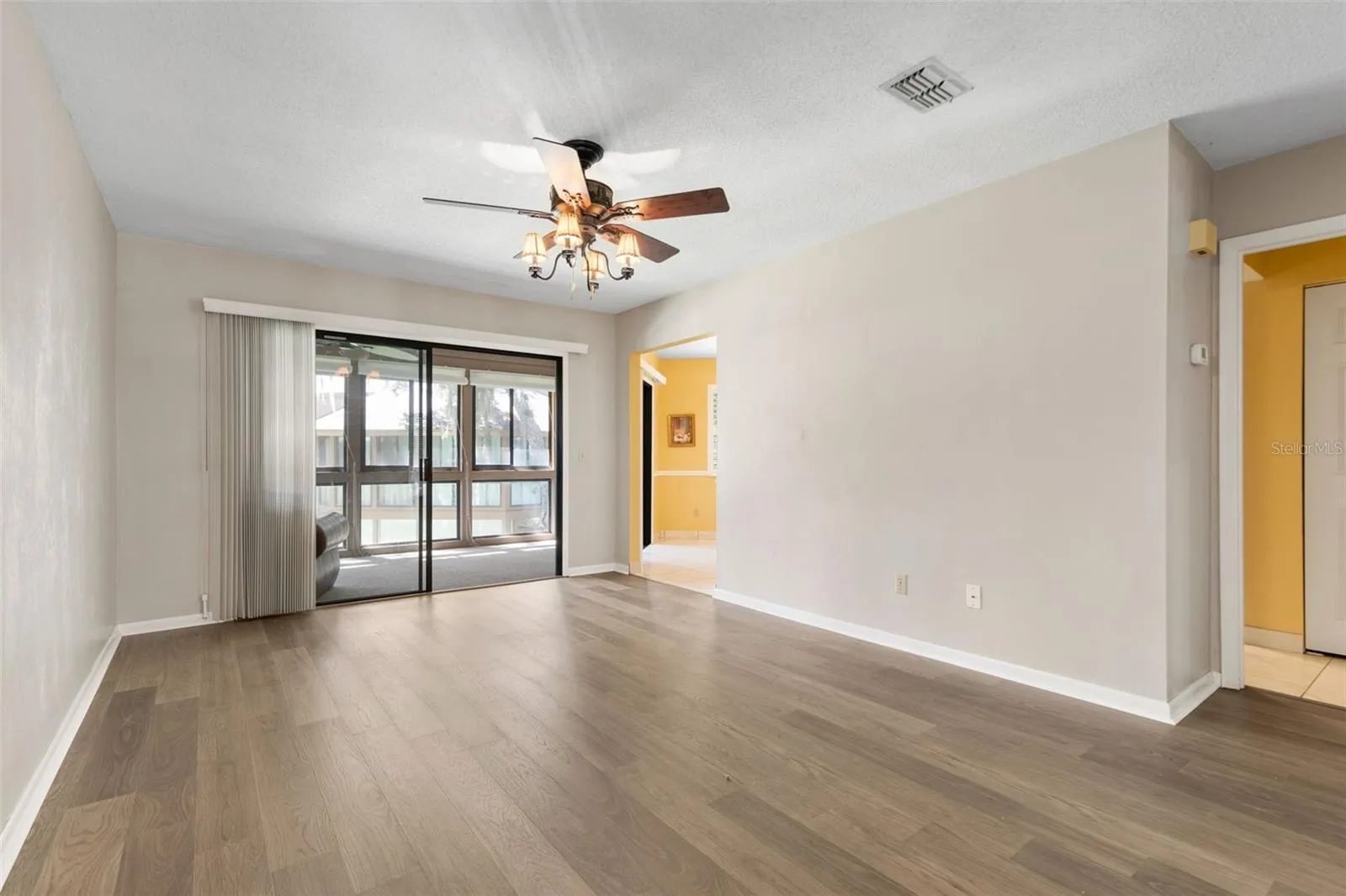 20 Mid Oaks Living Room