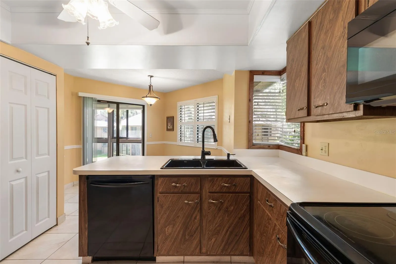 20 Mid Oaks Kitchen