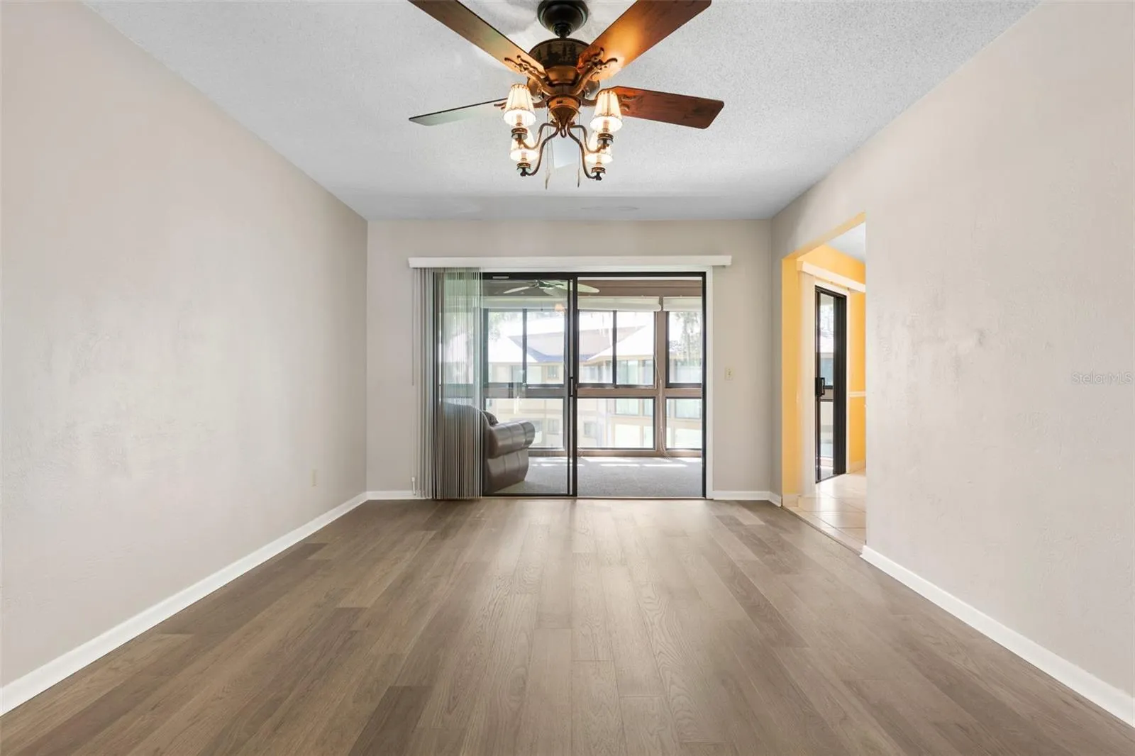 Living Area 20 Mid Oaks
