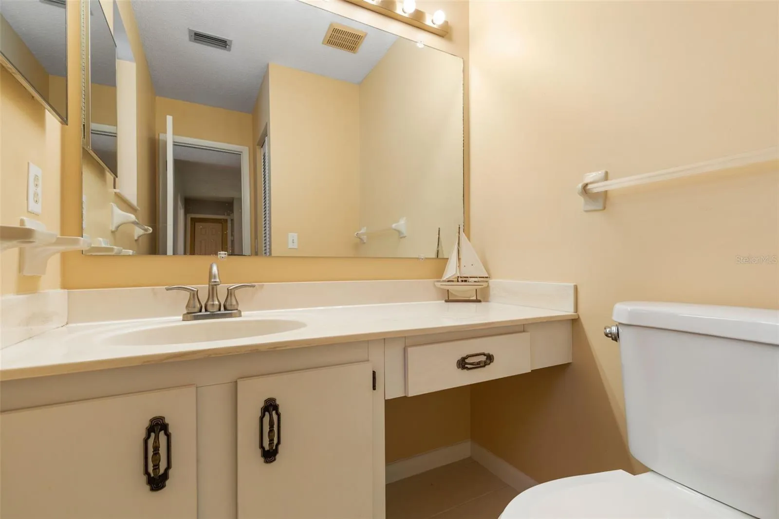 20 Mid Oaks half bath