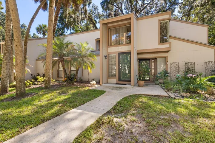 Front Entry 20 Mid Oaks Circle