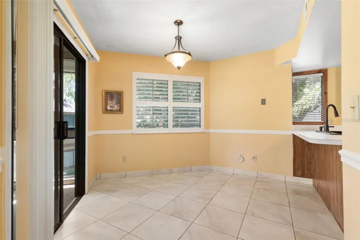 20 Mid Oaks Eat In Kitchen