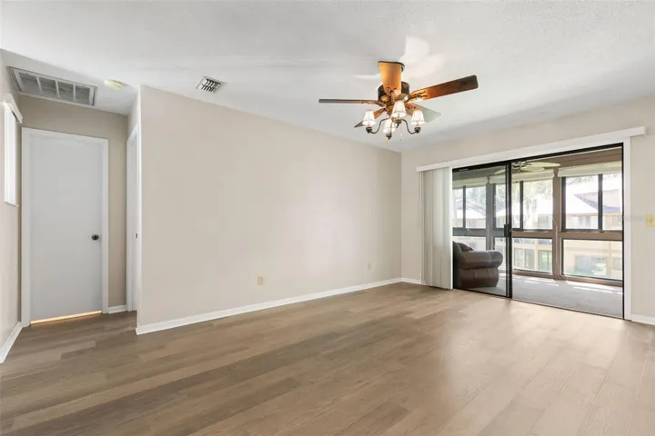 20 Mid Oaks Living Room