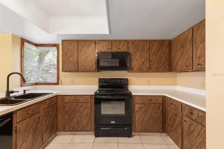 20 Mid Oaks Kitchen