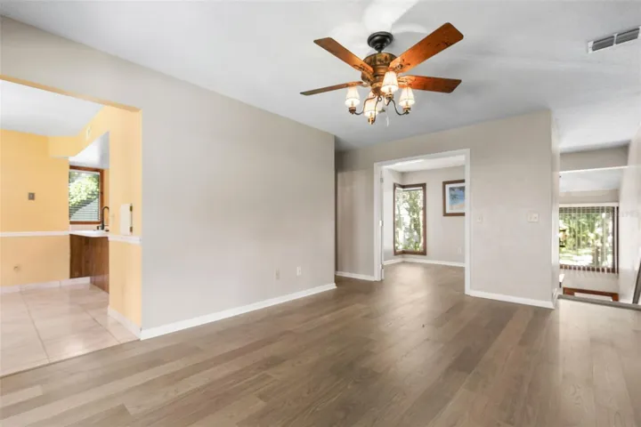 20 Mid Oaks Living Room