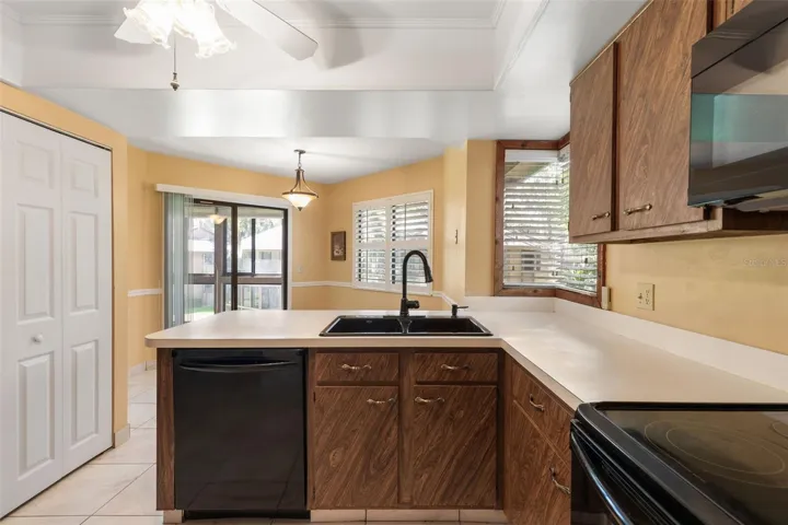 20 Mid Oaks Kitchen