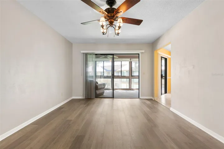 Living Area 20 Mid Oaks