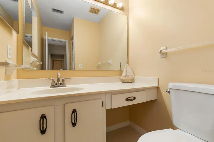 20 Mid Oaks half bath