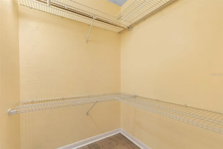 20 Mid Oaks Walk In Closet