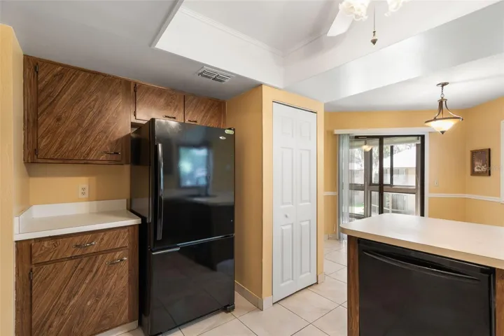 20 Mid Oaks Kitchen