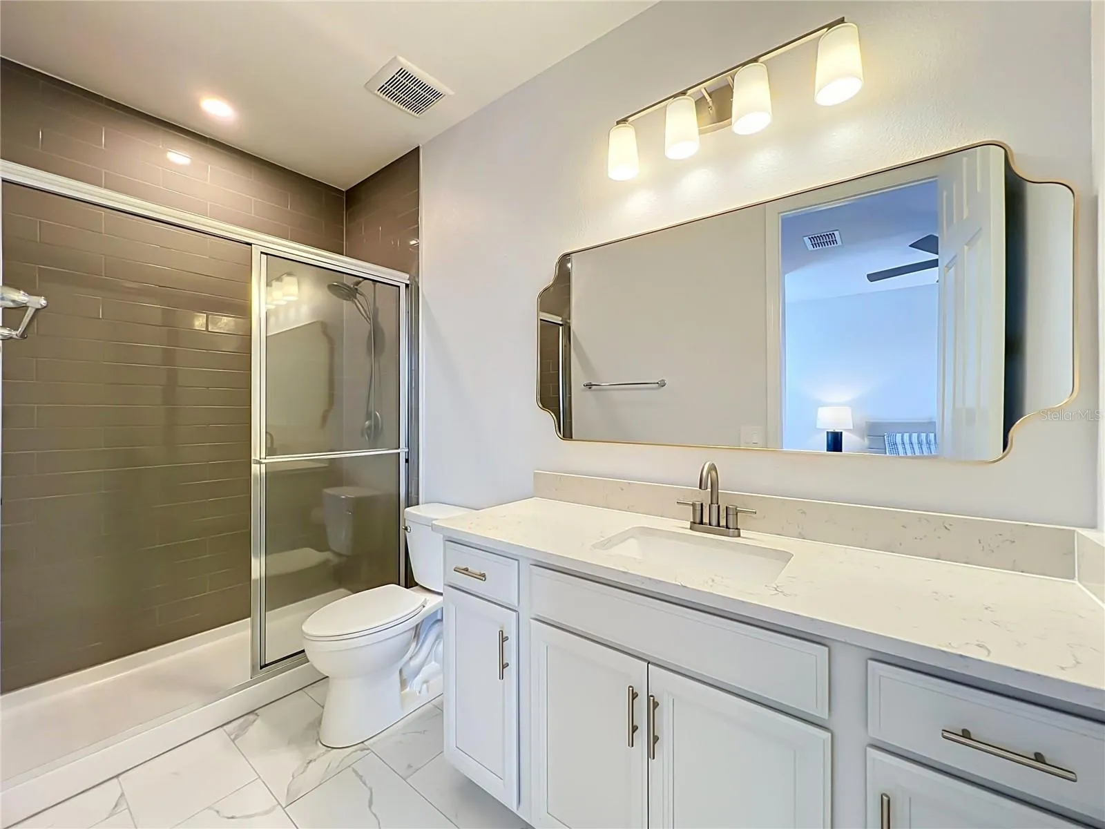 Private bathroom for bedroom 4