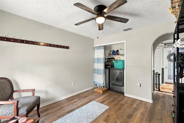 FOYER/LAUNDRY AREA