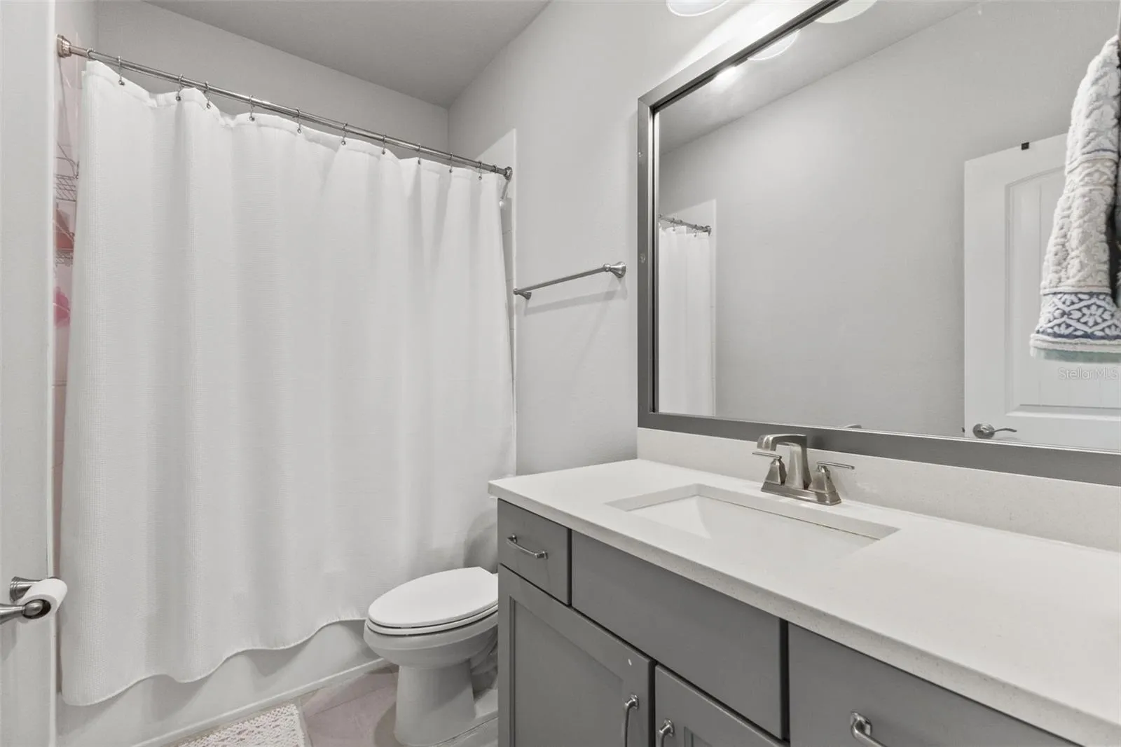 secondary upstairs bath