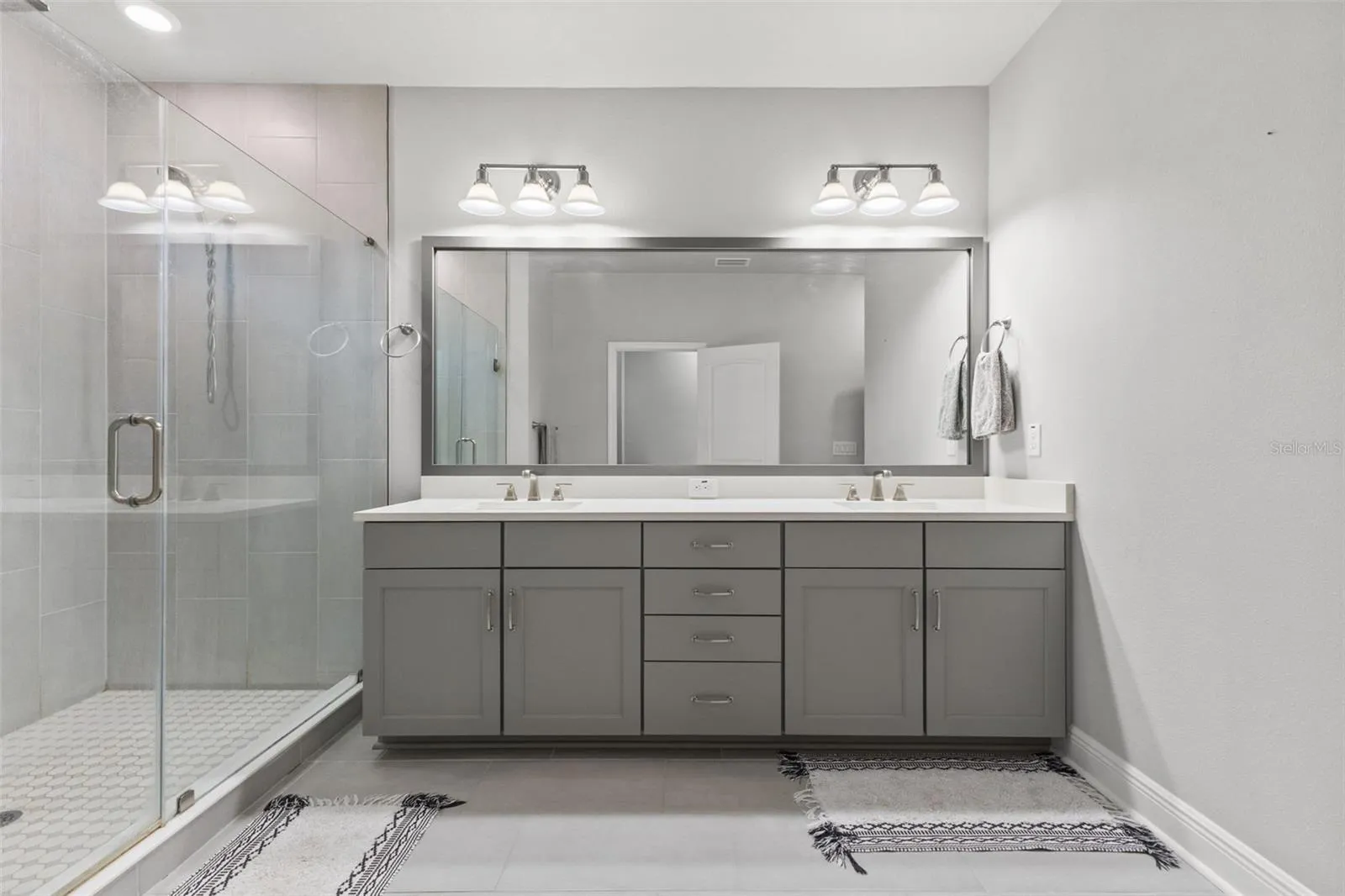 Dual sinks in primary bath