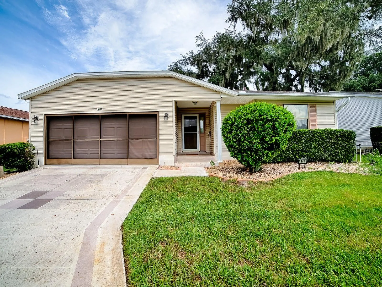 2 BEDROOM AND 2 BATH HOME WITH A BEAUTIFUL VIEW