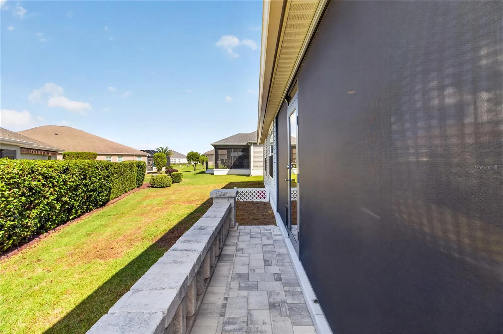 Side walkway to the lanai