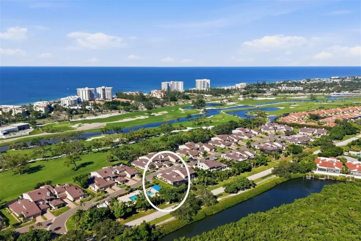 End villa in Harbour Oaks Near Pool