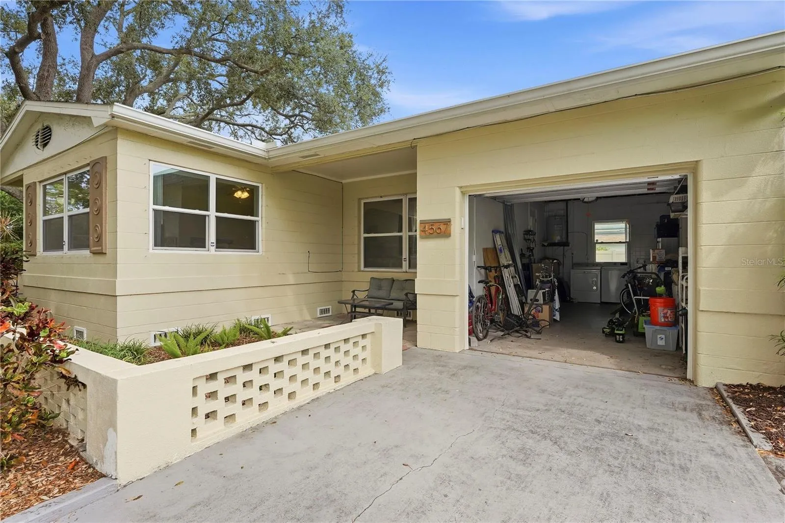 1 car garage with laundry