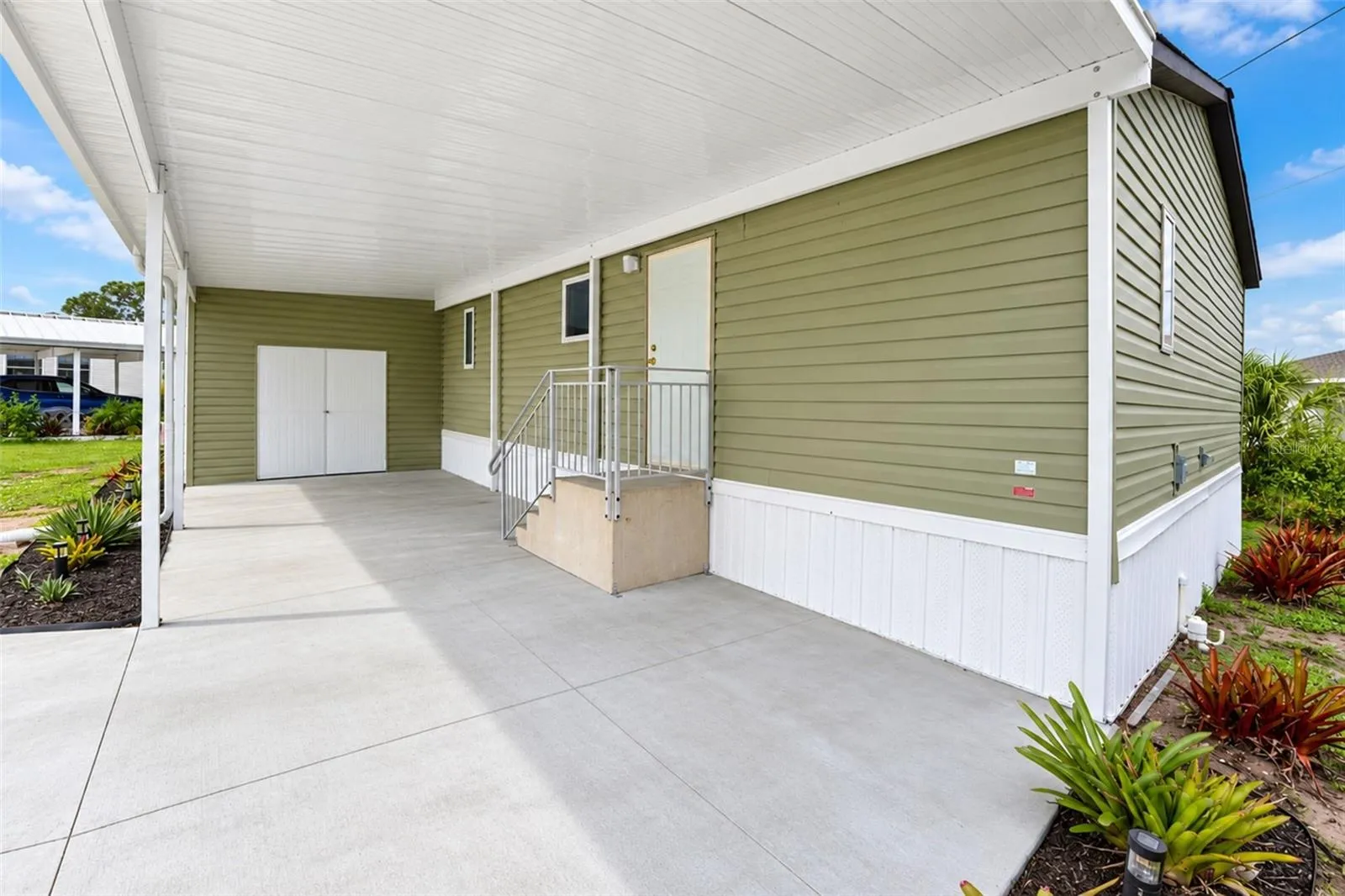 This area could easily be screened in for a large lanai!