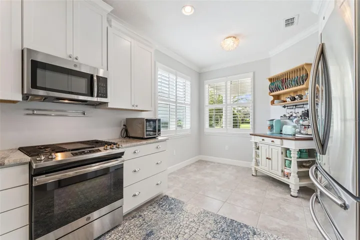Kitchen w/ a 9' x 7'6" Dinette area