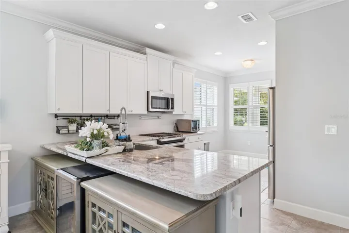9'6" x 11' Kitchen w/ 42" "soft close" cabinets, granite countertops &amp; crown molding