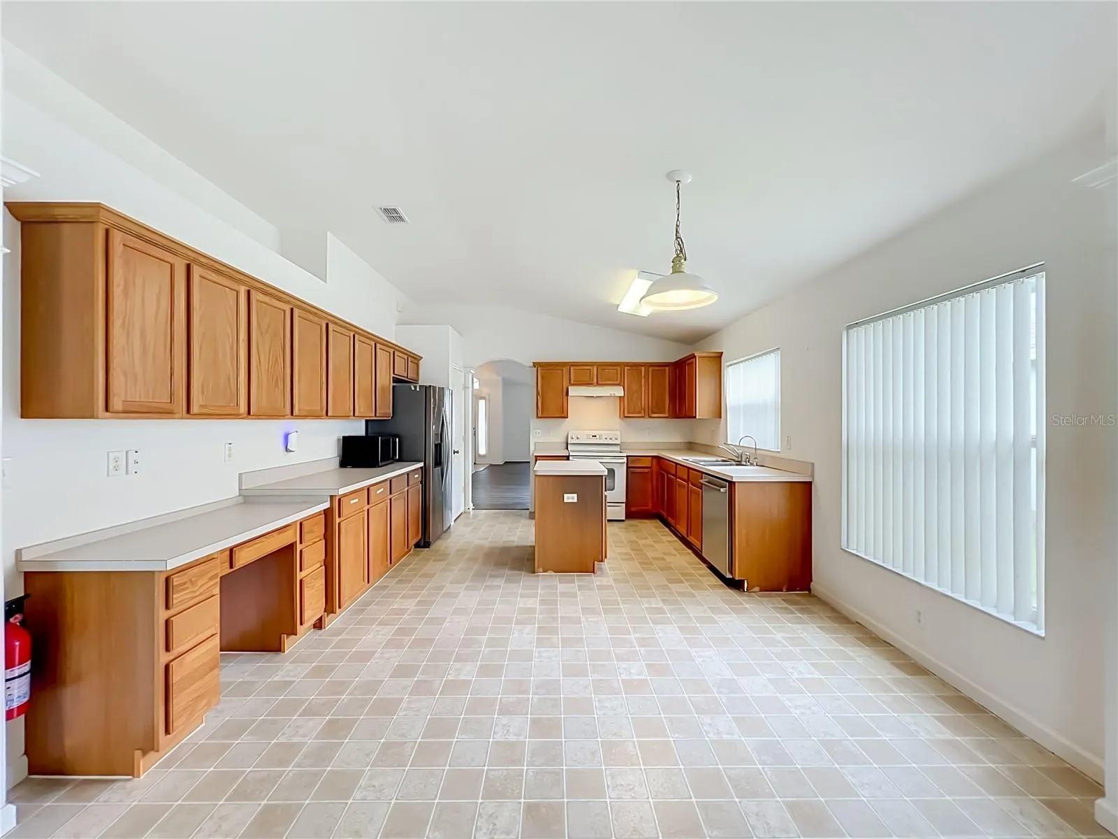 kitchen w/ breakfast nook