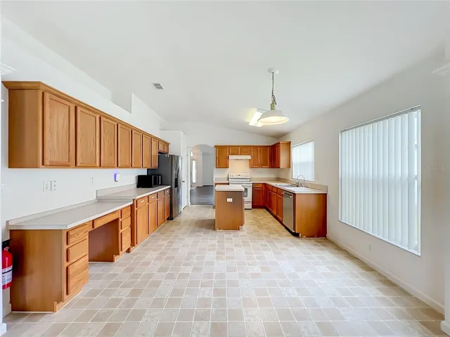 kitchen w/ breakfast nook