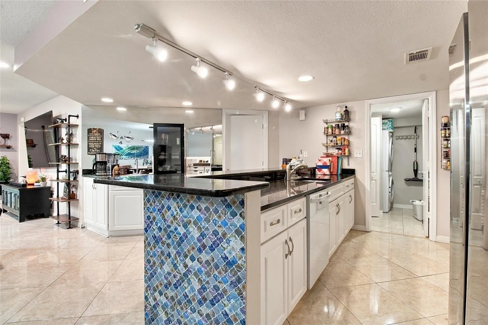 Kitchen, Wet Bar