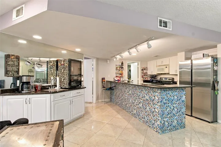 Kitchen, Wet Bar