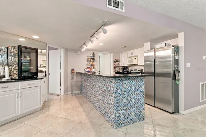 Kitchen, Wet Bar