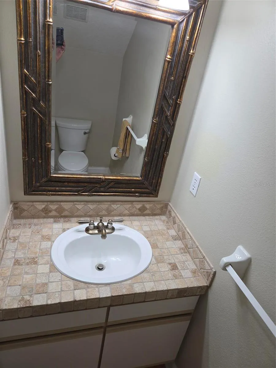 1/2 BATH MAIN FLOOR