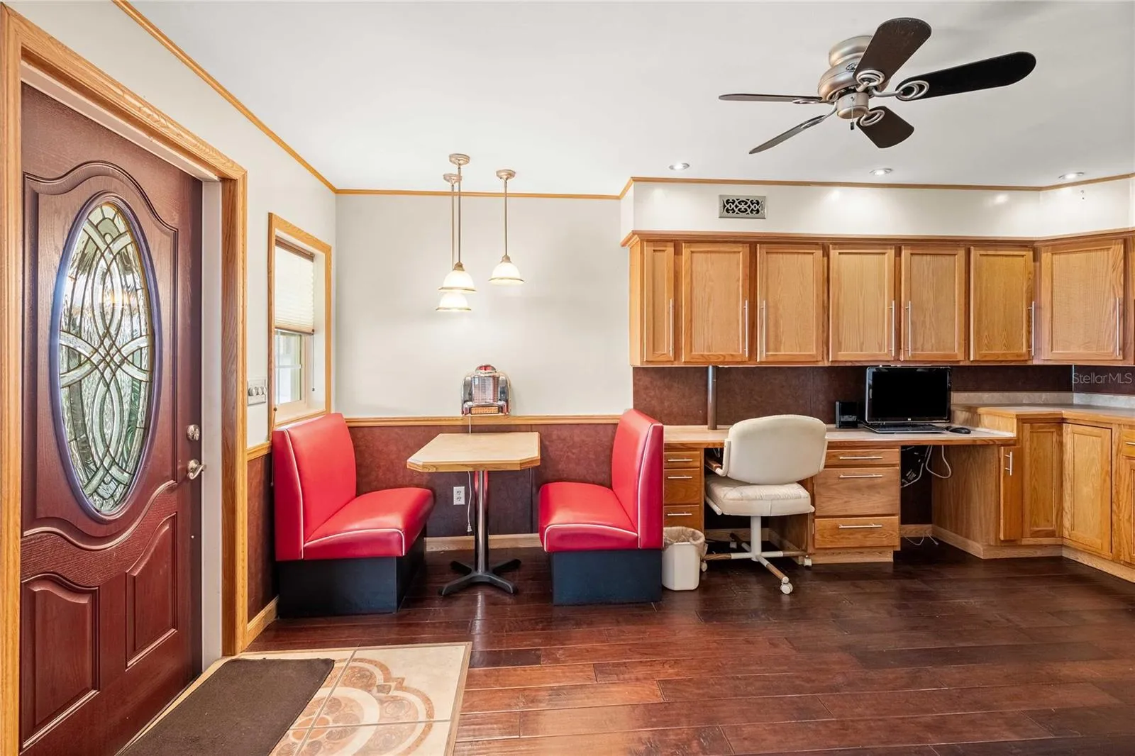 Nice bonus room! Many customer cabinets.