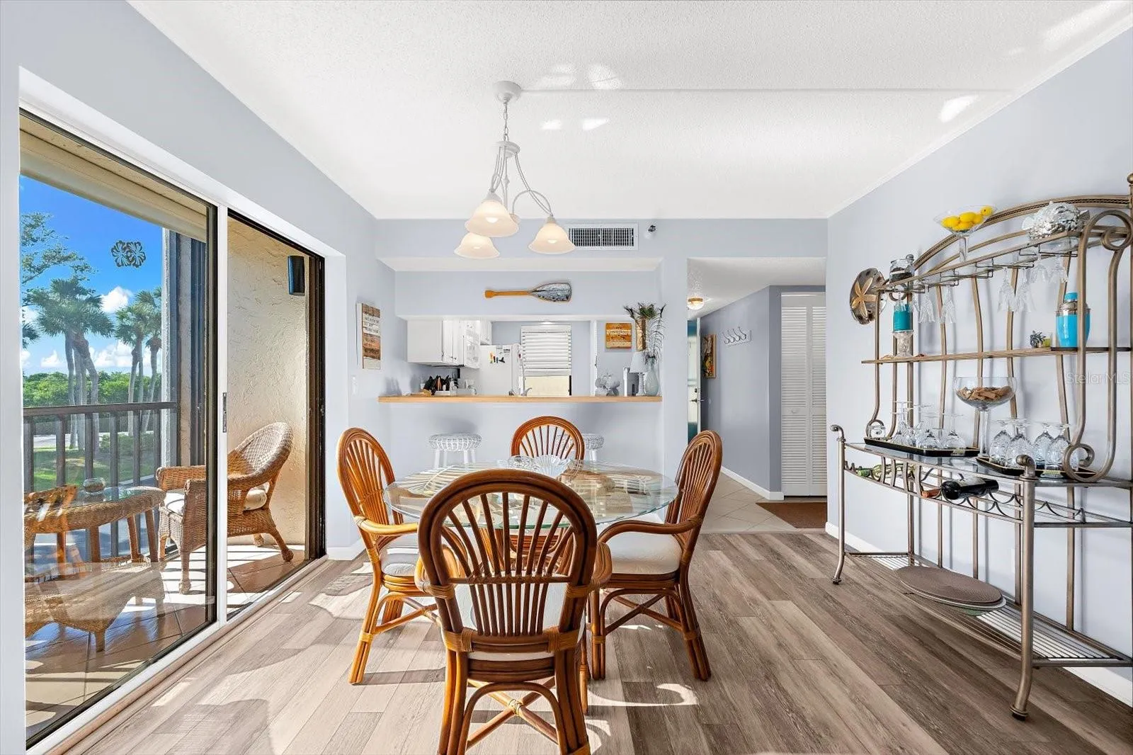 SUNLIT Dining With Beachside Style
