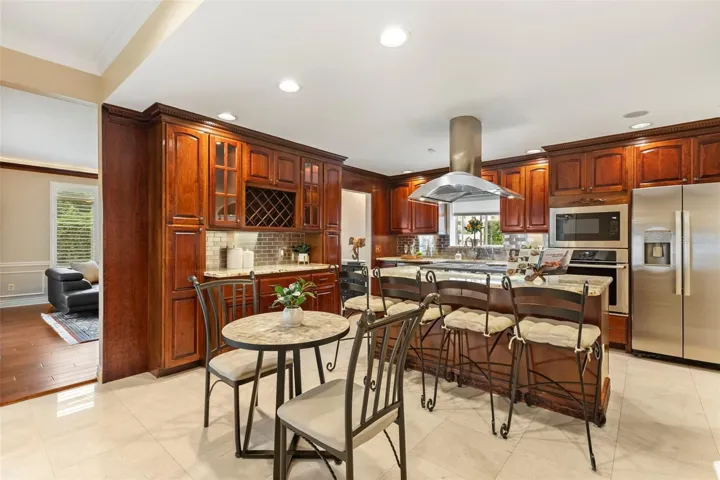 Kitchen & Breakfast Bar