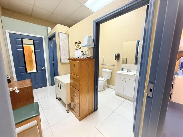 WOMAN'S LOUNGE