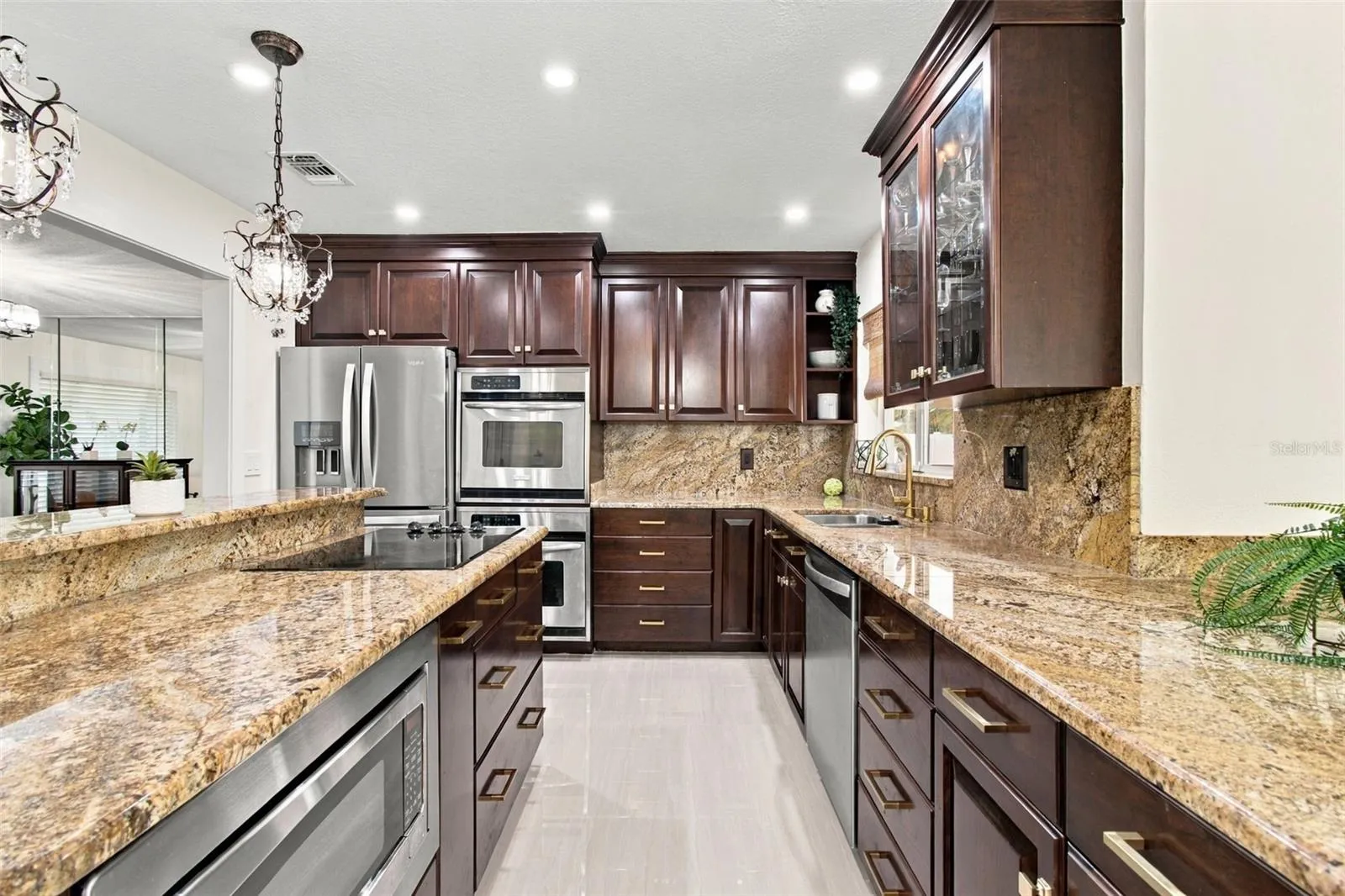 Kitchen &amp; Eat-in Area