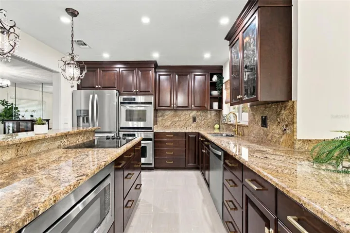Kitchen &amp; Eat-in Area