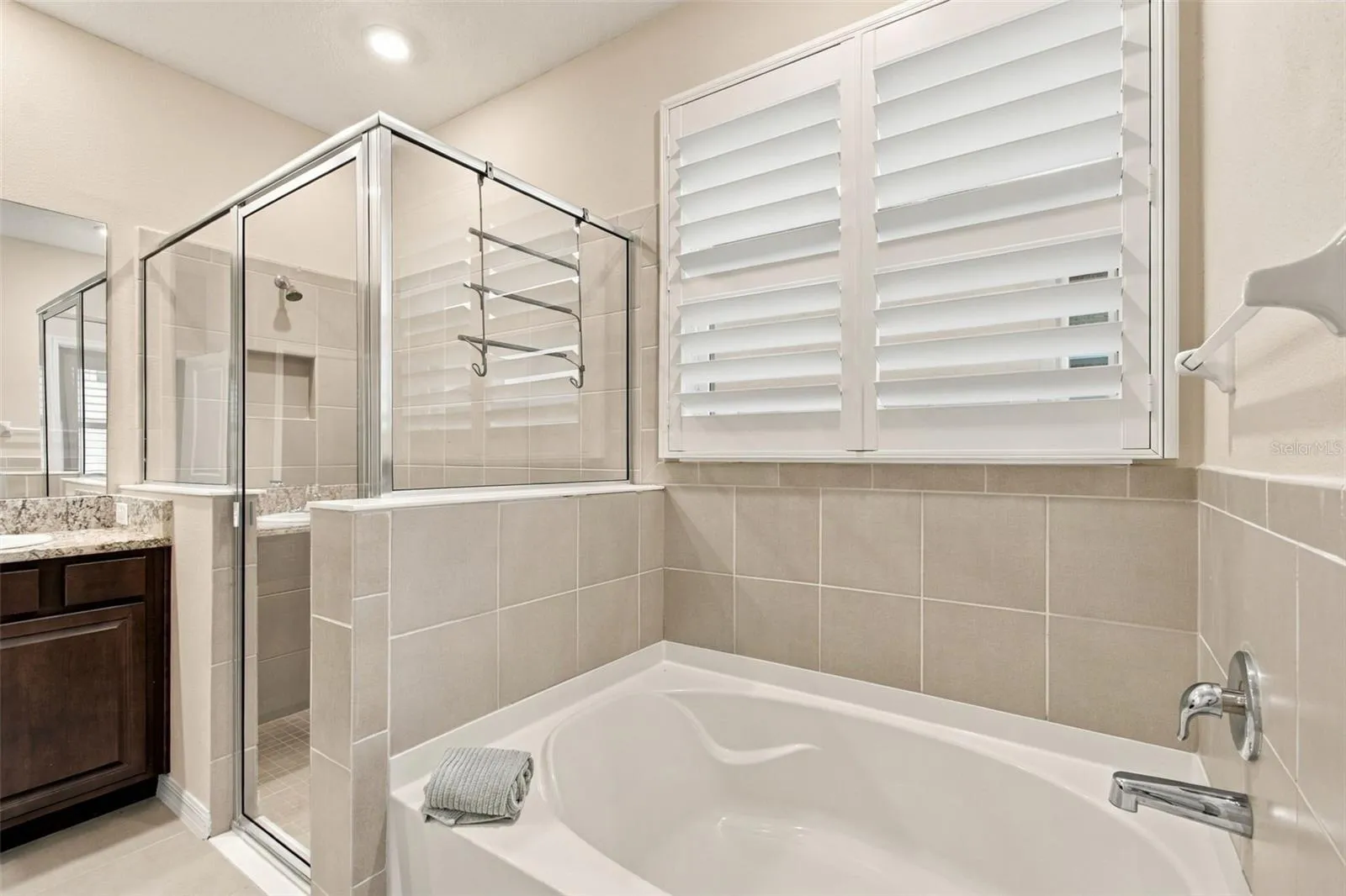 Primary en suite-full soaker tub