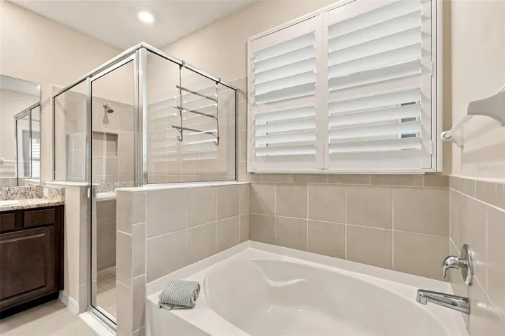 Primary en suite-full soaker tub