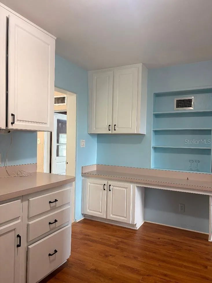 Kitchen w/built in shelves