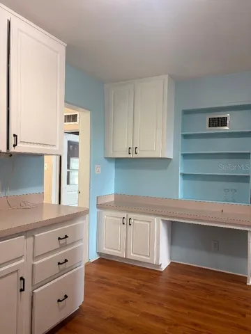 Kitchen w/built in shelves