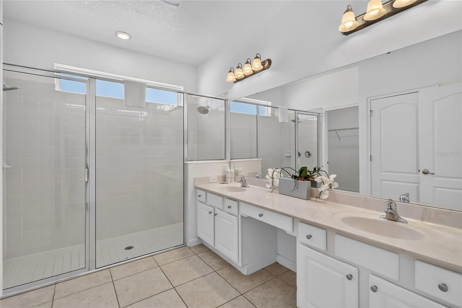 Ensuite bathroom with double sinks