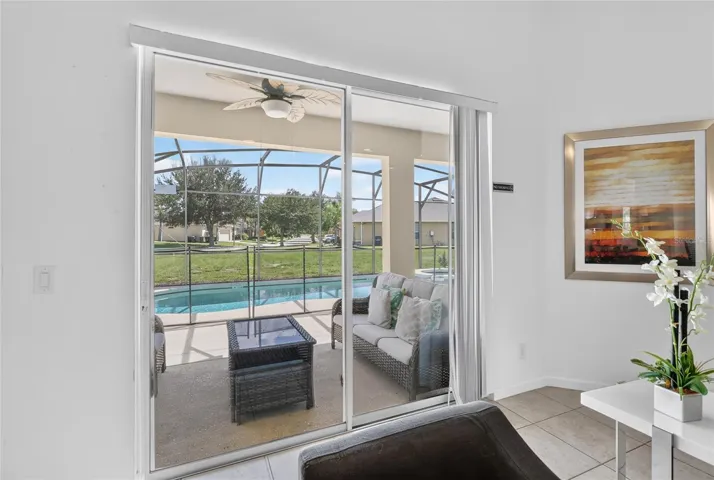 Sliding door to pool/patio