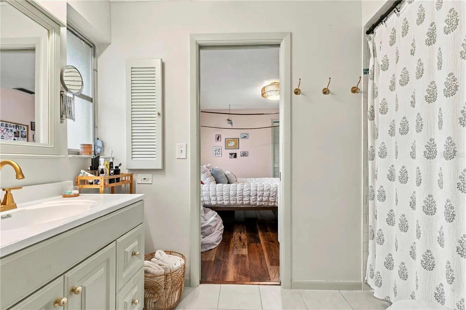 bathroom 2- jack and jill